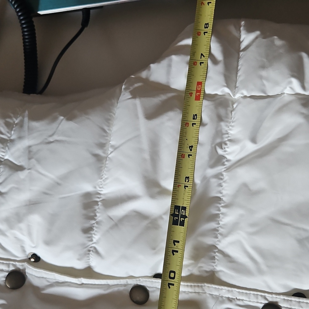 Old Navy Women's White Quilted Vest - Picture 14 of 14